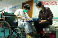 女医生坐轮椅为患者做手术 只为患者能安心过年